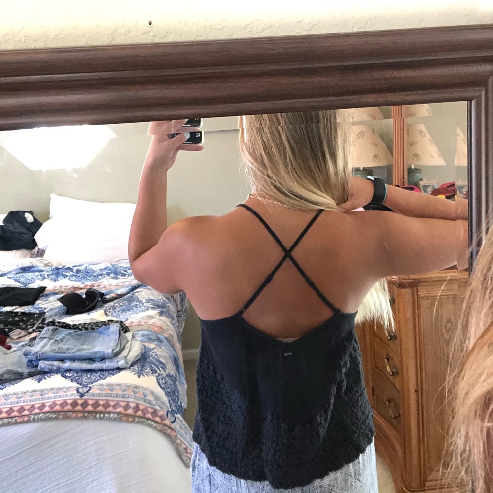 Black Tank Top w Ribbed Design on Bottom - Picture 4 of 5